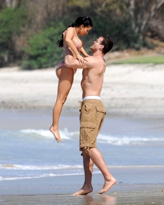 20110507-kim-kardashian-bikini-7