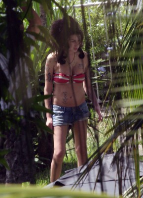 Amy Winehouse Gets Some Sun In South America!