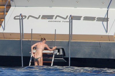 20110826-lara-stone-bikini-oops-4