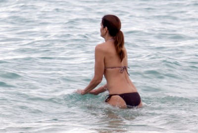 20111125-cindy-crawford-bikini-7