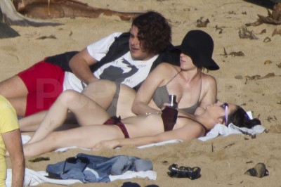 EXCLUSIVE: Katy Perry on vacation in Hawaii without Russell Brand or her wedding ring EXCLUSIVE: Katy Perry on vacation in Hawaii without Russell Brand or her wedding ring