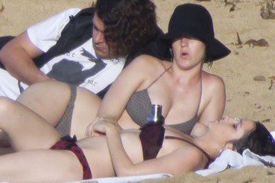20111228-katy-perry-bikini-9