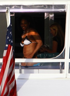 20111228-serena-williams-bikini-1