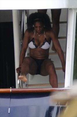 20111228-serena-williams-bikini-10
