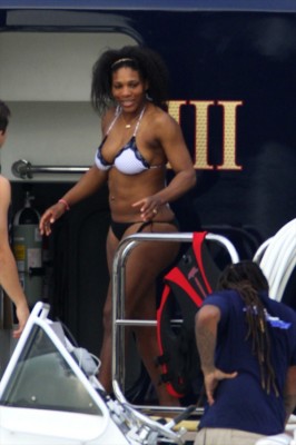 20111228-serena-williams-bikini-9