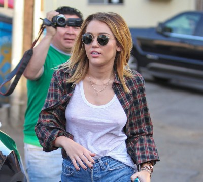 20120125_miley_cyrus_sans_soutif_2