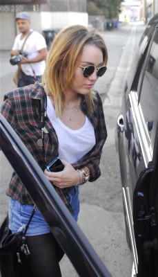 20120125_miley_cyrus_sans_soutif_6