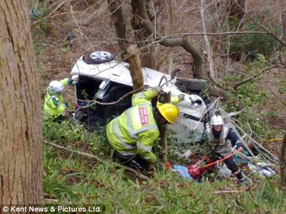 les-pompiers-et-la-voiture-coincee-entre-deux-arbres_8623_w560