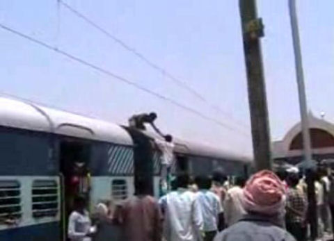 regis-s-electrocute-tout-seul