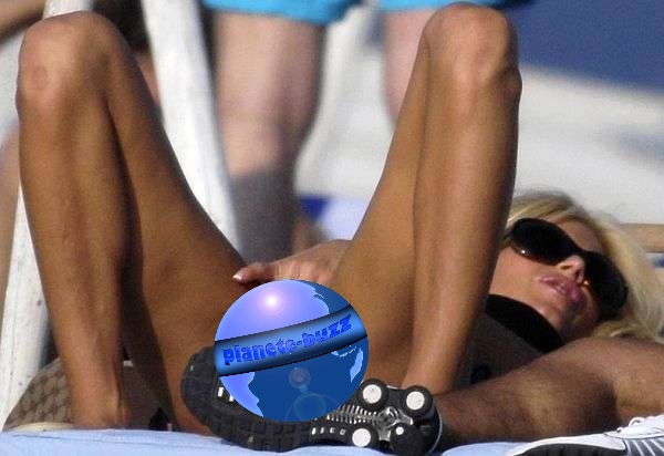 Victoria Silvstedt se masturbe à la plage