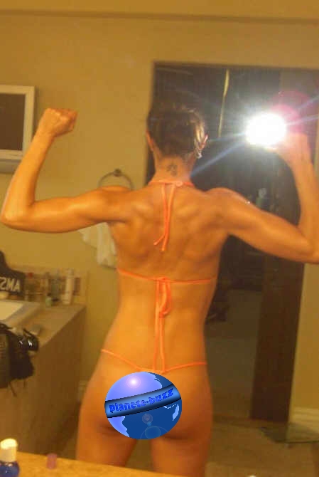 adrianne-curry-string twitter caché