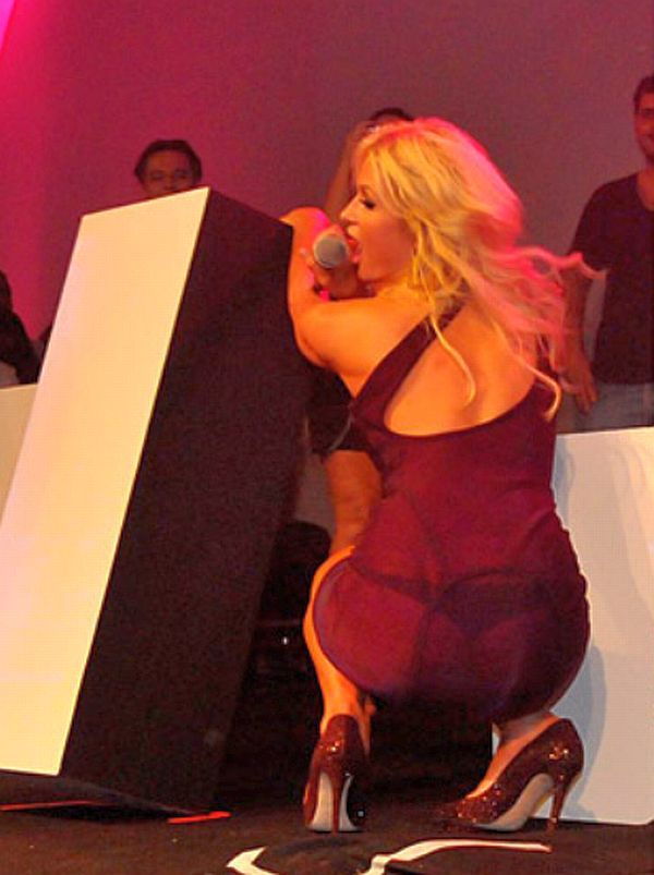 paris-hilton-string-021410
