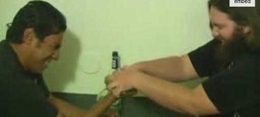 blague du bras de fer solitaire