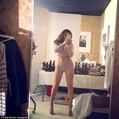 kelly brook selfie en dessous sexy